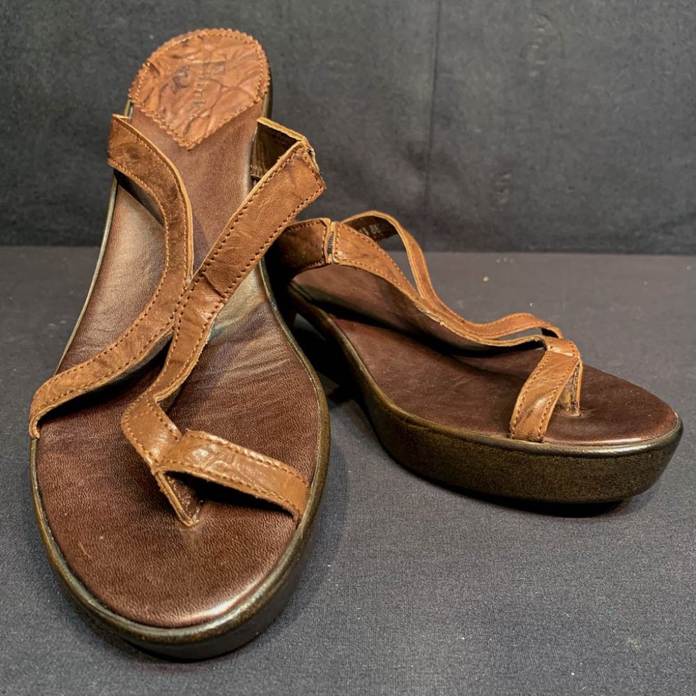 Think! NWOT Leather Sandals Size 11/42